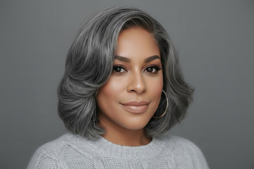 NORA – Bob dégradé effet brushing gris poivre & sel | Finition naturelle, sans colle, densité 150%